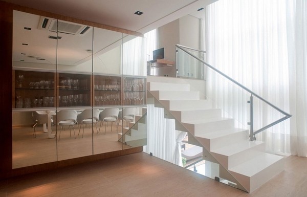 �e�ж���İ������Aסլ