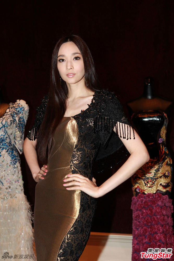 吳佩慈金色黑紗長裙亮相身段優(yōu)美
