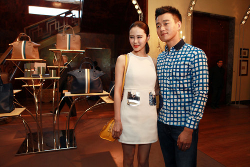 佟大為關(guān)悅米蘭男裝周受時(shí)尚評(píng)家青睞