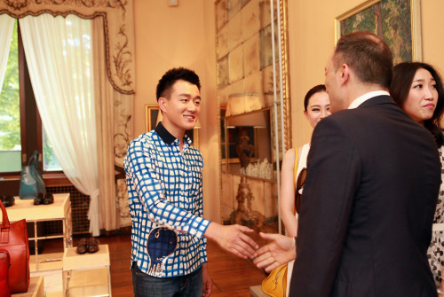 佟大為關(guān)悅米蘭男裝周受時(shí)尚評(píng)家青睞