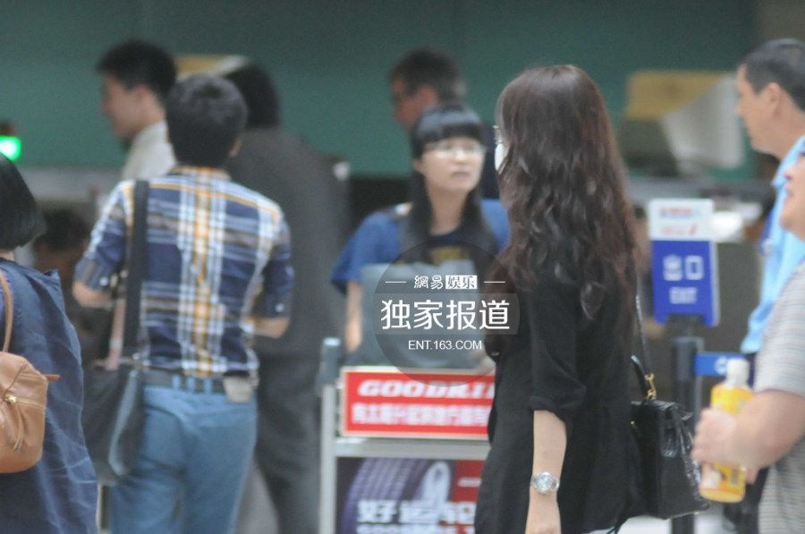 趙薇攜女現(xiàn)身機(jī)場為防偷拍分開而行