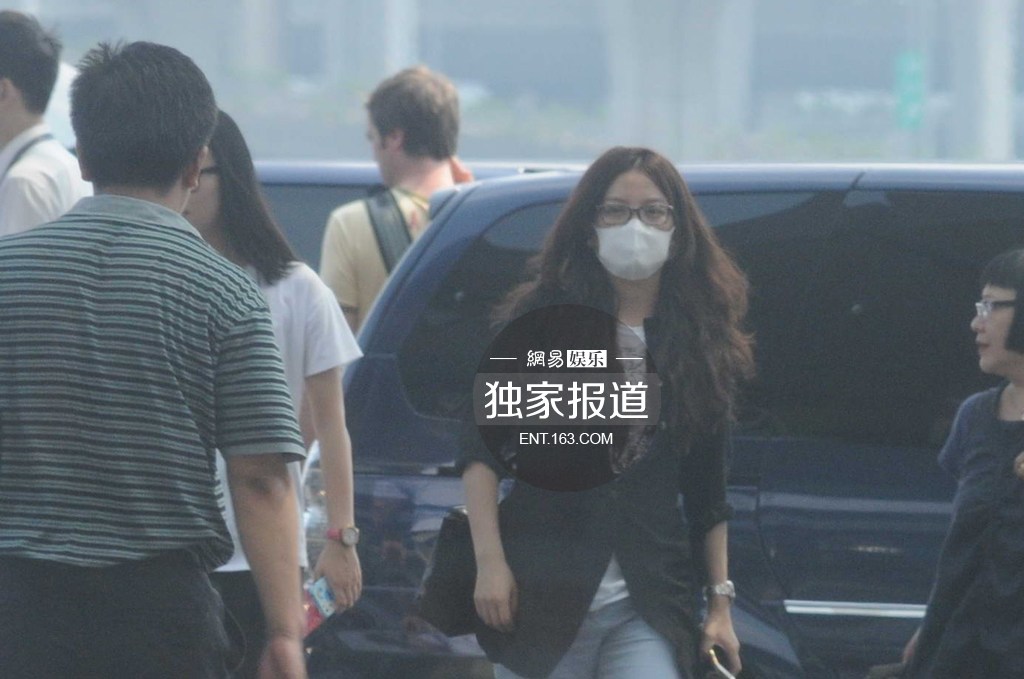 趙薇攜女現(xiàn)身機(jī)場為防偷拍分開而行