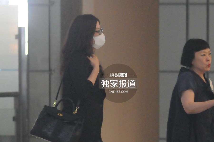 趙薇攜女現(xiàn)身機(jī)場(chǎng)為防偷拍分開(kāi)而行