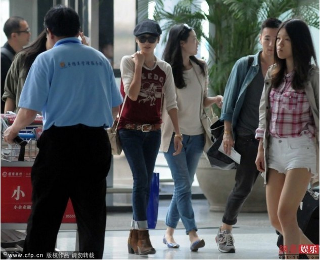 董潔現(xiàn)身機(jī)場(chǎng)與同伴熱聊