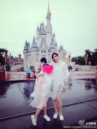 賈靜雯帶女兒游迪士尼被贊似姐妹