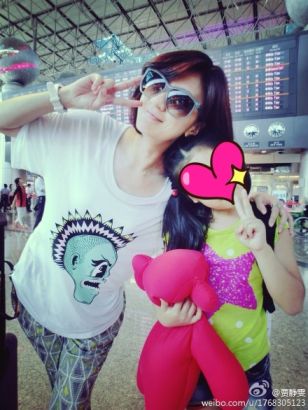 賈靜雯帶女兒游迪士尼被贊似姐妹