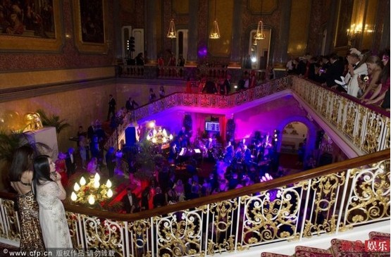 劉嘉玲與查爾斯王子握手 贊對(duì)方紳士