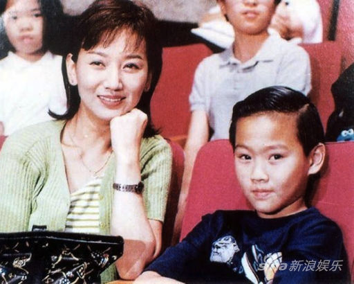 趙雅芝親子視頻曝光 黃愷杰成長(zhǎng)蛻變