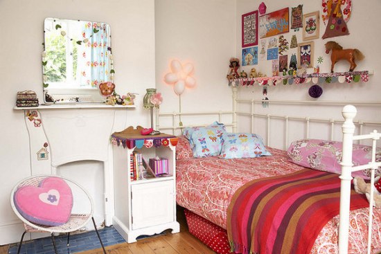 深色墻紙也清新手工藝品裝扮的家(1)