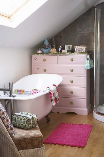 深色墻紙也清新手工藝品裝扮的家(1)