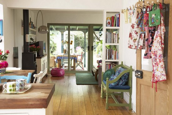 深色墻紙也清新手工藝品裝扮的家(2)