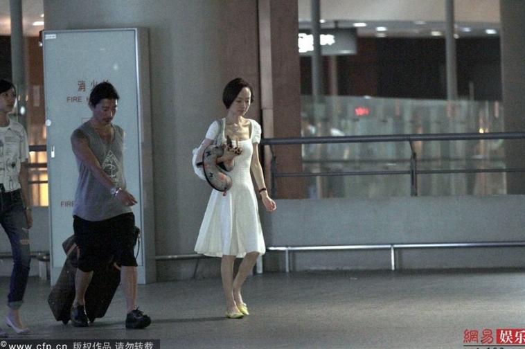 魯豫白裙現(xiàn)身機(jī)場