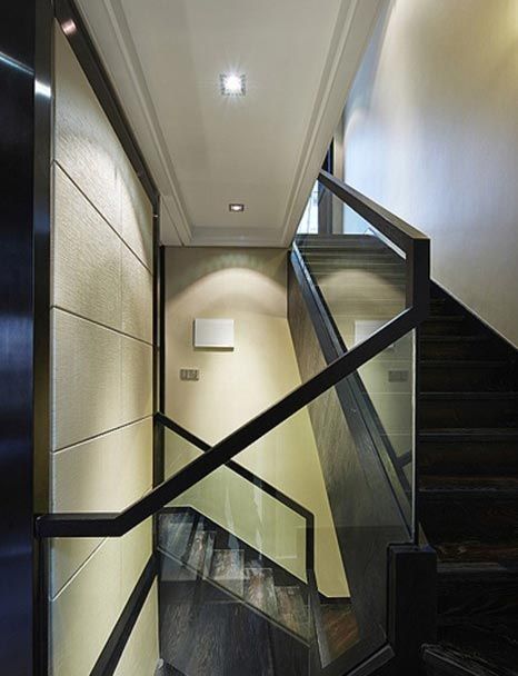 �ڰ�ɫ�{�ŵ����AС�鷿