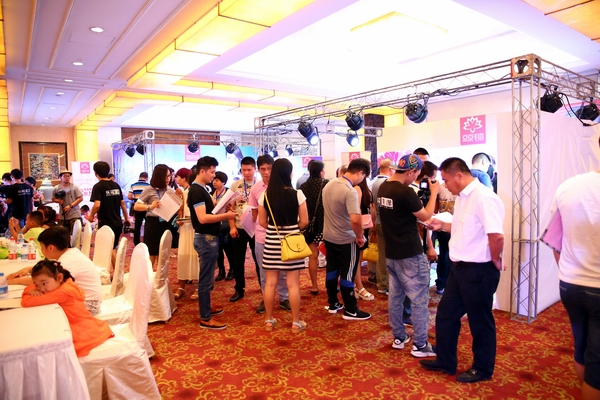 ����ë��2015�ﶬ��Ʒ�l(f��)����(hu��)�A�M��Ļ