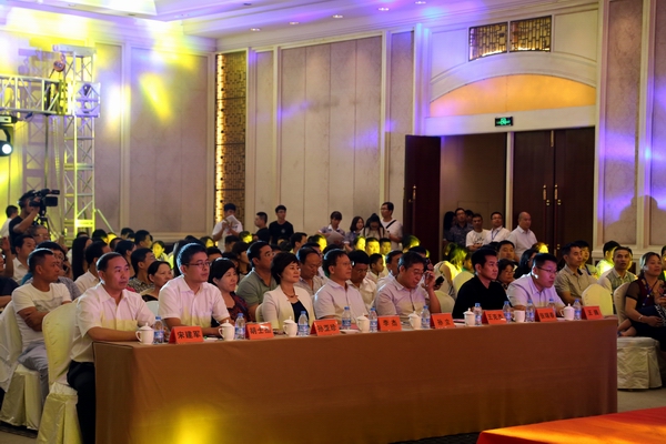 ����ë��2015�ﶬ��Ʒ�l(f��)����(hu��)�A�M��Ļ