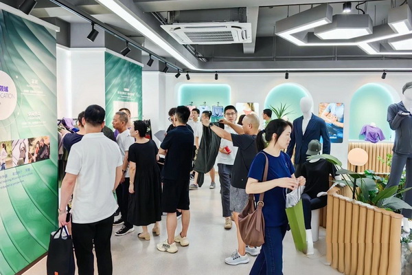 石墨烯紡織產業論壇暨&ldquo;烯創未來&rdquo;中國（寧波）創業創新大賽方案發布、寧波尚烯科技有限公司開業慶典系列活動在寧波市鎮海區九龍湖鎮國家石墨烯創新中心圓滿舉行。