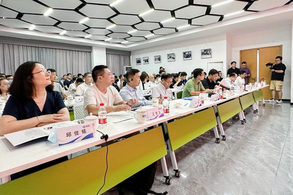 石墨烯紡織產業論壇暨&ldquo;烯創未來&rdquo;中國（寧波）創業創新大賽方案發布、寧波尚烯科技有限公司開業慶典系列活動在寧波市鎮海區九龍湖鎮國家石墨烯創新中心圓滿舉行。