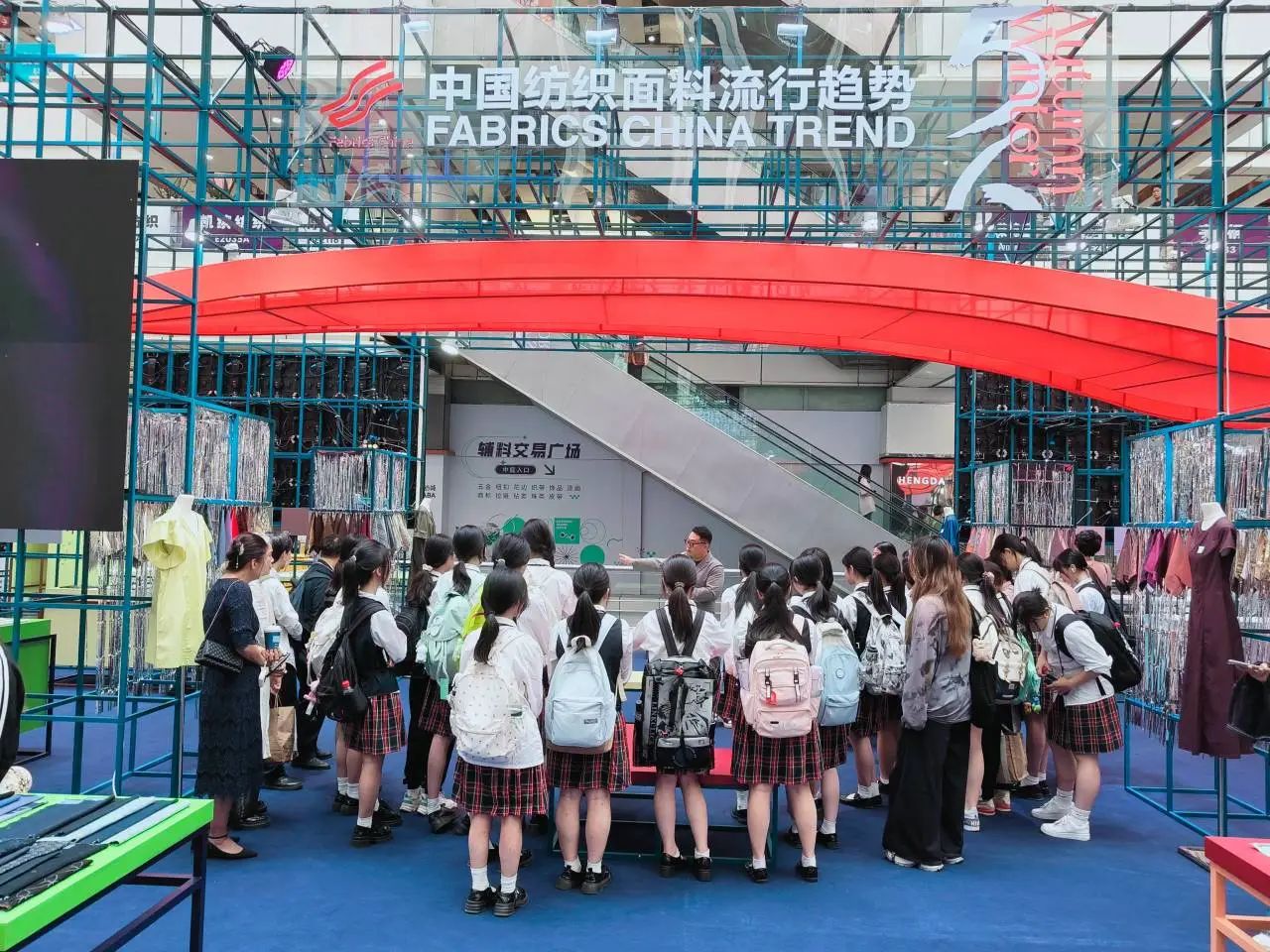 釋放靈感，引領潮流！2025/26秋冬中國紡織面輔料流行趨勢在廣州國際輕紡城精彩發布！