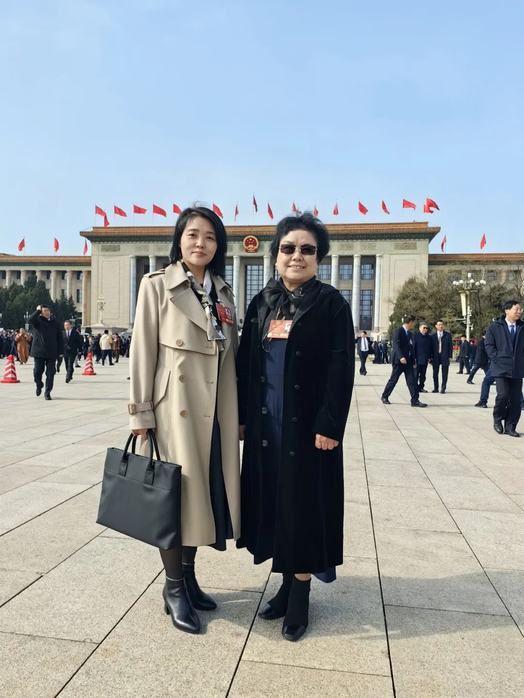 3月3日上午，出席十四屆全國人大三次會議的駐冀全國人大代表和出席全國政協十四屆三次會議的住冀全國政協委員從石家莊啟程赴京。石家莊&ldquo;紡織人&rdquo;贊皇縣原村土布專業合作社理事長崔雪琴和石家莊常山恒新紡織有限公司恒盛分公司織造車間教檢工馮麗朝隨河北代表團一同赴京報到。3月4日，崔雪琴、馮麗朝兩位石家莊&ldquo;紡織人&rdquo;同來自全國各地的全國人大代表一道步入了北京人民大會堂，共同參加十四屆全國人大三次會議預備會議。會前崔雪琴、馮麗朝在人民大會堂外合影，留下了珍貴的紀念。會前，崔雪琴、馮麗朝結合各自工作實際和熟悉領域，深入基層開展調查研究，精心準備議案建議。赴京參會途中，她倆圍繞京津冀協同發展、民營經濟、新質生產力、鄉村振興等普遍關注的問題與同行的代表委員展開熱烈討論。到達駐地，她倆立即投入會前緊張的準備工作，繼續修改認真準備好的建議。崔雪琴崔雪琴帶來了《關于倡導國人穿國風服飾 弘揚國風服飾文化 推動民族服裝產業振興的建議》。馮麗朝馮麗朝帶來了《關于進一步加強發揮勞模工匠引領作用的建議》。全國人大代表崔雪琴、馮麗朝這兩位石家莊優秀紡織人，共赴春天之約，共盡代表職責。