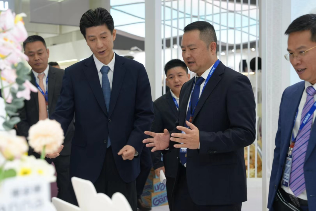 向上生長對(duì)抗行業(yè)內(nèi)卷！櫻姿娜于潮汕服博會(huì)發(fā)布第三代鉑金蠶絲褲