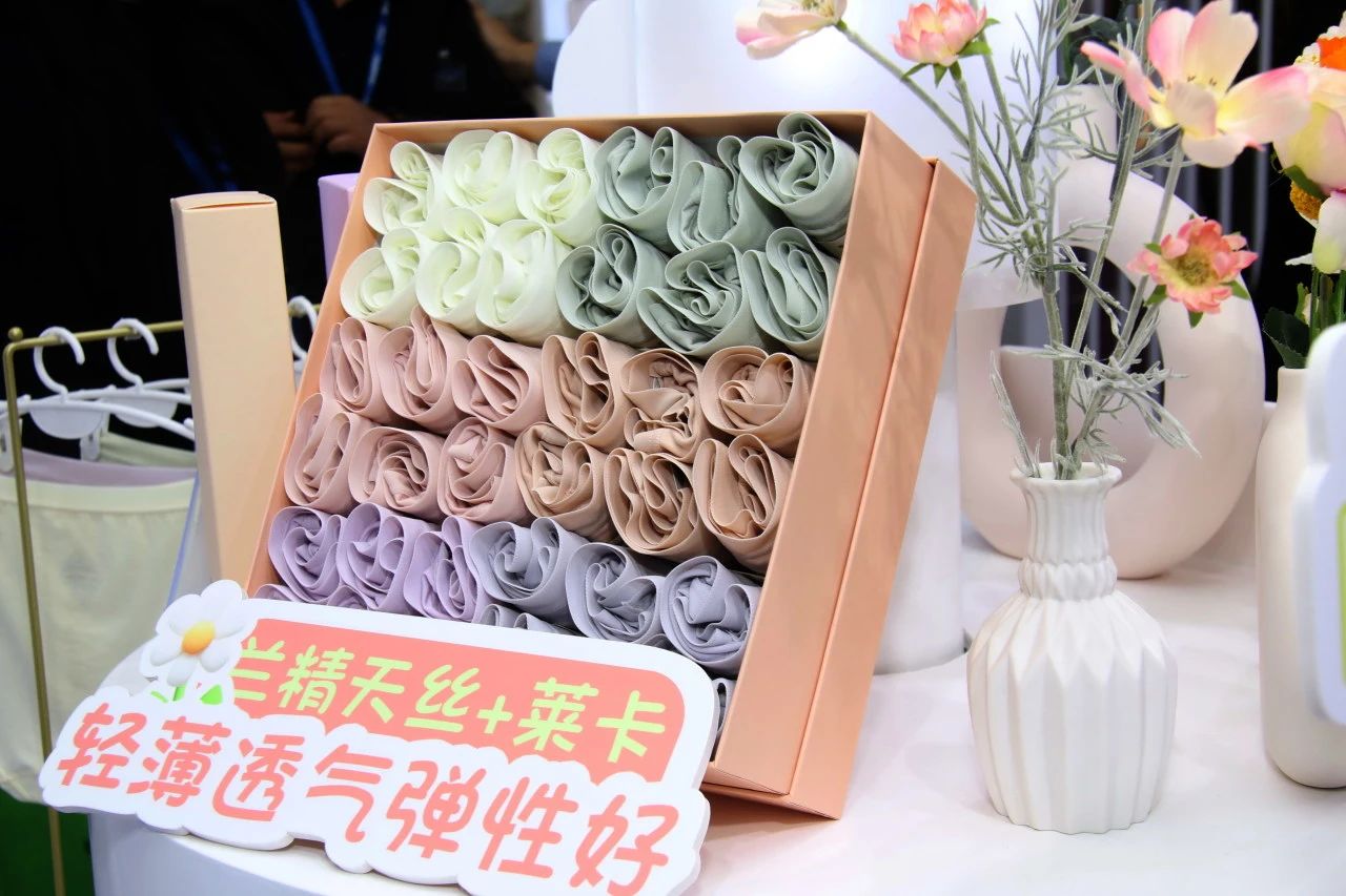 向上生長對(duì)抗行業(yè)內(nèi)卷！櫻姿娜于潮汕服博會(huì)發(fā)布第三代鉑金蠶絲褲