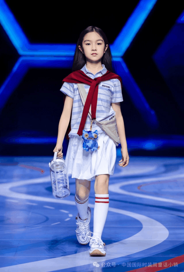 安踏兒童&ldquo;競界新生&rdquo;開幕秀活力開啟2026中國國際時裝周&middot;童話小鎮