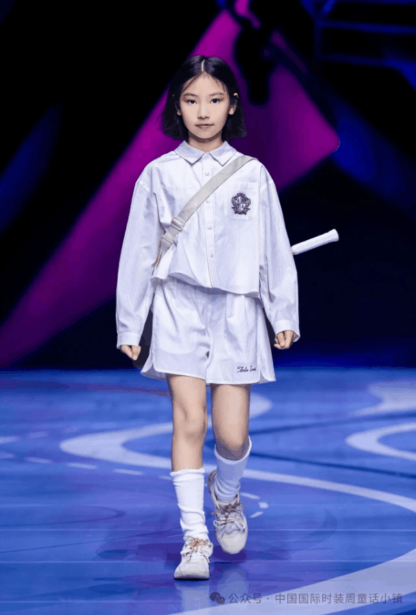 安踏兒童&ldquo;競界新生&rdquo;開幕秀活力開啟2026中國國際時裝周&middot;童話小鎮